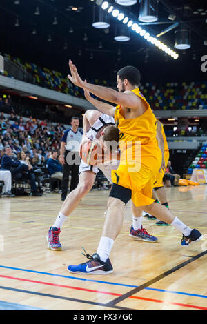 London, Großbritannien. 10. April 2016. Lions Jamal Williams (14) verteidigt als Newcastle Scott Martin (14) versucht, durch mit der Kugel während der London Lions vs. Esh Gruppe Newcastle Adler BBL Spiel am Kupfer Box Arena im Olympiapark zu drücken. London Lions verlieren 84 - 93 Stockfoto