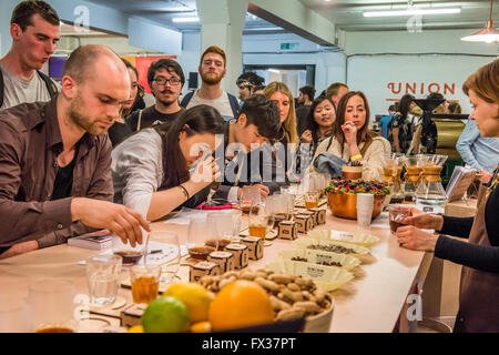 London, Vereinigtes Königreich - 9. April 2016: der London Kaffee Festival (07.-10. April, Brick Lane, alte Truman Brauerei). Kaffee-Verkostung Herausforderung wo sind Teilnehmer erforderlich, um verschiedene identifizieren schmeckt und riecht Stockfoto