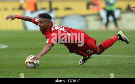 Köln, Deutschland. 10. April 2016. Fußball, Bundesliga, Spieltag 29, 10.04.2016, Köln, Deutschland, 1. FC Köln gegen Bayer 04 Leverkusen: Wendell (Leverkusen) fällt auf den Boden. Bildnachweis: Jürgen Schwarz/Alamy Live-Nachrichten Stockfoto