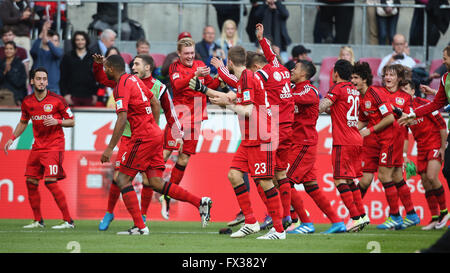 Köln, Deutschland. 10. April 2016. Fußball, Bundesliga, Spieltag 29, 10.04.2016, Köln, Deutschland, 1. FC Köln gegen Bayer 04 Leverkusen: Leverkusen feiert nach dem Spiel. Bildnachweis: Jürgen Schwarz/Alamy Live-Nachrichten Stockfoto