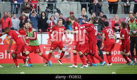 Köln, Deutschland. 10. April 2016. Fußball, Bundesliga, Spieltag 29, 10.04.2016, Köln, Deutschland, 1. FC Köln gegen Bayer 04 Leverkusen: Leverkusen feiert nach dem Spiel. Bildnachweis: Jürgen Schwarz/Alamy Live-Nachrichten Stockfoto