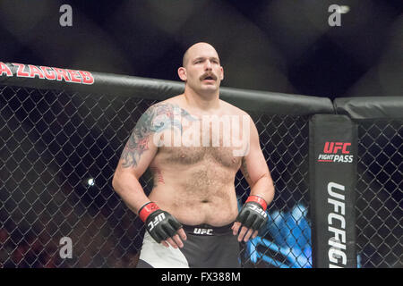 Zagreb, Kroatien. 10. April 2016. Timothy Johnson besiegt Marcin Tybura über einstimmigen Beschluss. Timothy Johnson Vs Marcin Tybura im Schwergewichts-Kampf. Bildnachweis: Dan Cooke/Alamy Live-Nachrichten Stockfoto