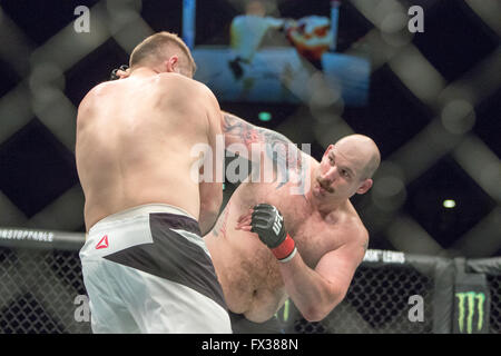 Zagreb, Kroatien. 10. April 2016. Timothy Johnson besiegt Marcin Tybura über einstimmigen Beschluss. Timothy Johnson Vs Marcin Tybura im Schwergewichts-Kampf. Bildnachweis: Dan Cooke/Alamy Live-Nachrichten Stockfoto