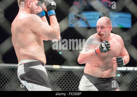 Zagreb, Kroatien. 10. April 2016. Timothy Johnson besiegt Marcin Tybura über einstimmigen Beschluss. Timothy Johnson Vs Marcin Tybura im Schwergewichts-Kampf. Bildnachweis: Dan Cooke/Alamy Live-Nachrichten Stockfoto