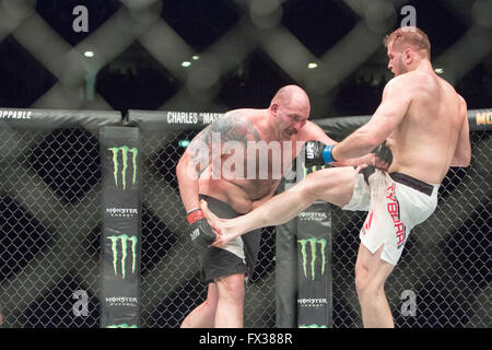 Zagreb, Kroatien. 10. April 2016. Timothy Johnson besiegt Marcin Tybura über einstimmigen Beschluss. Timothy Johnson Vs Marcin Tybura im Schwergewichts-Kampf. Bildnachweis: Dan Cooke/Alamy Live-Nachrichten Stockfoto