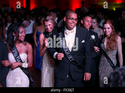 West Palm Beach, Florida, USA. 10. April 2016. Jonathan Ramilo (Mitte) mit seinem Prom date Mikal Bartosik (Mitte links) Samstagabend in West Palm Beach Marriott. Eine Video von Bartosik präsentieren ihre Freundin Ramilo mit einem '' Promposal'' in Form von einer Mrs. Fields' Cookie Kuchen ging Anfang dieses Jahres viral. © Allen Eyestone/der Palm Beach Post/ZUMA Draht/Alamy Live-Nachrichten Stockfoto