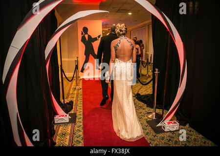 West Palm Beach, Florida, USA. 10. April 2016. Jonathan und Mikal Park Vista '' 007'' unter dem Motto Abschlussball im West Palm Beach Marriott mit den roten Teppich betreten. © Allen Eyestone/der Palm Beach Post/ZUMA Draht/Alamy Live-Nachrichten Stockfoto