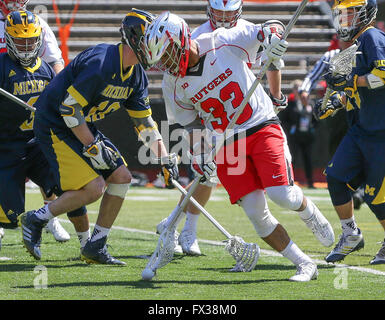 Piscataway, NJ, USA. 10. April 2016. Rutgers Branford Rogers (33) holt die lockere Kugel bei einem NCAA Lacrosse-Spiel zwischen den Michigan Wolverines und der Rutgers Scarlet Knights am Höhepunkt Lösungen Stadion in Piscataway, New Jersey. Nr. 18 Rutgers besiegte Michigan, 13-6. Mike Langish/Cal-Sport-Medien. © Csm/Alamy Live-Nachrichten Stockfoto