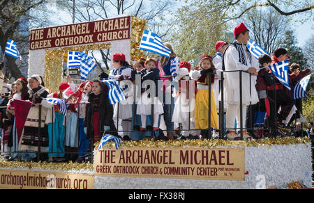 Kinder auf der Erzengel Michael orthodoxen Kirche schweben in der 2016 New York Griechisch Parade wehende Fahnen, Stockfoto