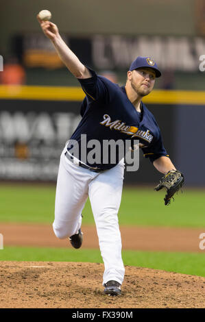 Milwaukee, WI, USA. 10. April 2016. Milwaukee Brewers ab Krug Jimmy Nelson #52 liefert einen Stellplatz in der Major League Baseball Spiel zwischen den Milwaukee Brewers und den Houston Astros im Miller Park in Milwaukee, Wisconsin. John Fisher/CSM/Alamy Live-Nachrichten Stockfoto