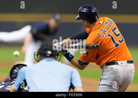 Milwaukee, WI, USA. 10. April 2016. Houston Astros Catcher Jason Castro #15 in Aktion während der Major League Baseball Spiel zwischen den Milwaukee Brewers und den Houston Astros im Miller Park in Milwaukee, Wisconsin. John Fisher/CSM/Alamy Live-Nachrichten Stockfoto