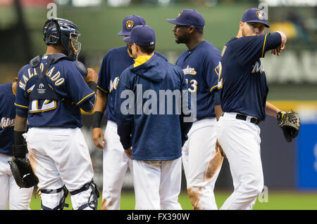 Milwaukee, WI, USA. 10. April 2016. Milwaukee Brewers ab Krug Jimmy Nelson #52 scheidet aus dem Spiel in der Major League Baseball Spiel zwischen den Milwaukee Brewers und den Houston Astros im Miller Park in Milwaukee, Wisconsin. John Fisher/CSM/Alamy Live-Nachrichten Stockfoto