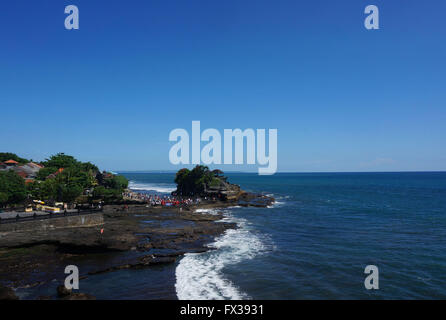 Bali, Bali, Indonesien. 9. April 2016. Bali, Indonesien - 9. April 2016: (Nur zur redaktionellen Verwendung. CHINA aus) dem Tanah Lot Tempel wurde erbaut und ist seit Jahrhunderten ein Teil der balinesischen Mythologie. Der Tempel ist einer der sieben Meer Tempel rund um die balinesischen Küste. Bali ist eine Insel und Provinz von Indonesien. Es liegt am westlichsten Ende der kleinen Sunda-Inseln zwischen Java im Westen und Lombok nach Osten. Die Hauptstadt Denpasar befindet sich am südlichen Teil der Insel. © SIPA Asien/ZUMA Draht/Alamy Live-Nachrichten Stockfoto