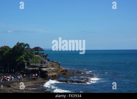 Bali, Bali, Indonesien. 9. April 2016. Bali, Indonesien - 9. April 2016: (Nur zur redaktionellen Verwendung. CHINA aus) dem Tanah Lot Tempel wurde erbaut und ist seit Jahrhunderten ein Teil der balinesischen Mythologie. Der Tempel ist einer der sieben Meer Tempel rund um die balinesischen Küste. Bali ist eine Insel und Provinz von Indonesien. Es liegt am westlichsten Ende der kleinen Sunda-Inseln zwischen Java im Westen und Lombok nach Osten. Die Hauptstadt Denpasar befindet sich am südlichen Teil der Insel. © SIPA Asien/ZUMA Draht/Alamy Live-Nachrichten Stockfoto