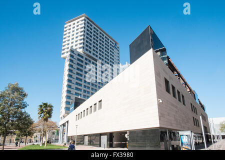 Diagonal Mar Hilton Hotel gegenüber Diagonal Mar Einkaufszentrum entlang der Passeig del Taulat Street, Port Forum,Barcelona.Spain. Stockfoto