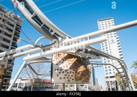 Röhrenförmige Strukturen in Parc Diagonal Mar, Barcelona, Spanien Stockfoto