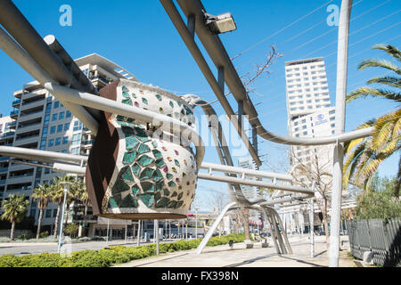 Röhrenförmige Strukturen im Parc, Park Diagonal Mar, Barcelona, Spanien Stockfoto