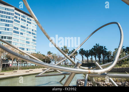 Röhrenförmige Strukturen im Parc, Park Diagonal Mar, Barcelona, Spanien Stockfoto