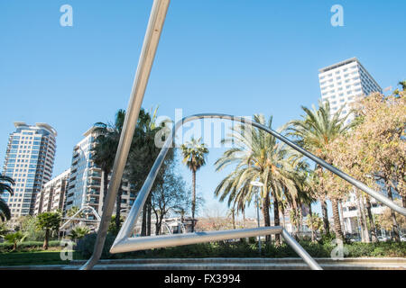 Röhrenförmige Strukturen im Parc, Park Diagonal Mar, Barcelona, Spanien Stockfoto