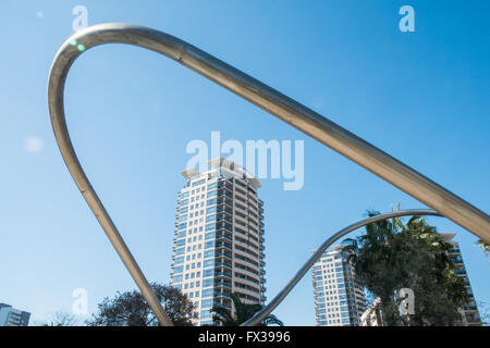 Röhrenförmige Strukturen im Parc, Park Diagonal Mar, Barcelona, Spain.Barcelona,Catalonia,Spain,Europe. Stockfoto