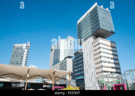 Asymmetrische CZF Bürohaus, Passeig Del Taulat Straße mit Baldachin der Diagonal Mar Einkaufszentrum, Barcelona, Spanien. Stockfoto