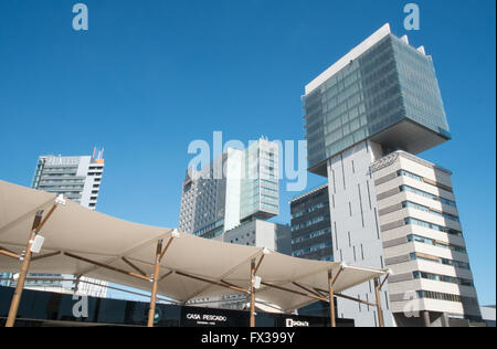 Asymmetrische CZF Bürohaus, Passeig Del Taulat Straße mit Baldachin der Diagonal Mar Einkaufszentrum, Barcelona, Spanien. Stockfoto