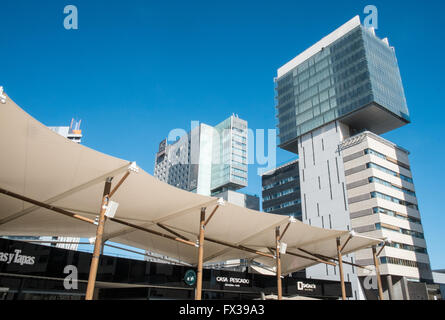 Asymmetrische CZF Bürohaus, Passeig Del Taulat Straße mit Baldachin der Diagonal Mar Einkaufszentrum, Barcelona, Spanien. Stockfoto