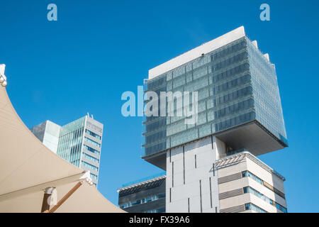 Asymmetrische CZF Bürohaus, Passeig Del Taulat Straße mit Baldachin der Diagonal Mar Einkaufszentrum, Barcelona, Spanien. Stockfoto