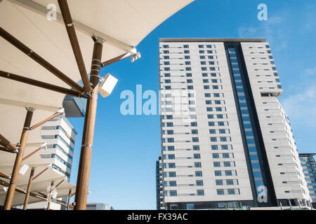 Diagonal Mar Hilton Hotel und Baldachin der Diagonal Mar Einkaufszentrum entlang Passeig del Taulat Street, Port Forum Barcelona. Stockfoto