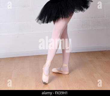 Blonde Ballerina in ihr Tutu üben auf ihren eigenen im Studio, 5. April2016 Stockfoto