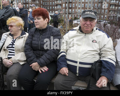 Kundgebung gegen Hass und Antisemitismus im Holocaust Memorial Park in Sheepshead Bay in Brooklyn, New York, 13. März 2016. Stockfoto