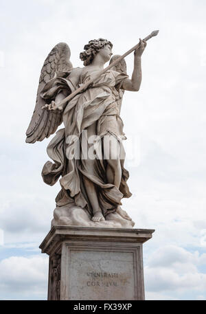 Engel mit Lance-Statue am Ponte Sant'Angelo (St. Angelo Brücke) in Rom Stockfoto