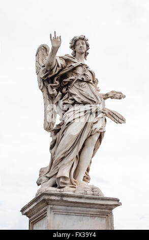 Engel mit der Nägel-Statue am Ponte Sant'Angelo in Rom, Italien Stockfoto