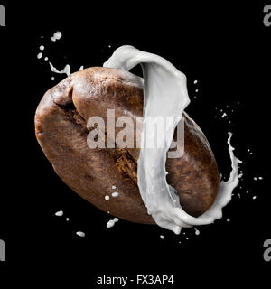 Kaffeebohne mit Milch Spritzen isoliert auf schwarz Stockfoto