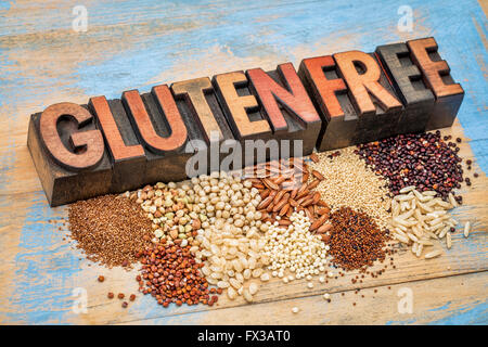 Auswahl an Gluten frei Körner (Quinoa, Reis, Teff, Buchweizen, Hirse, Kaniwa, Amaranth) und Text ich Stockfoto