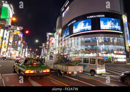 Pkw-Verkehr in Shinjuku, Tokio Stockfoto