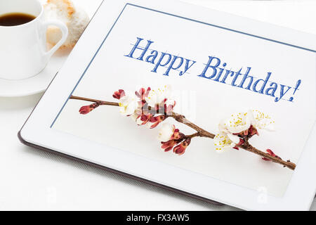 Glücklich Geburtstag Grußkarte - Handschrift mit Aprikosenbaum Blumen auf digital-Tablette mit einer Tasse Kaffee Stockfoto
