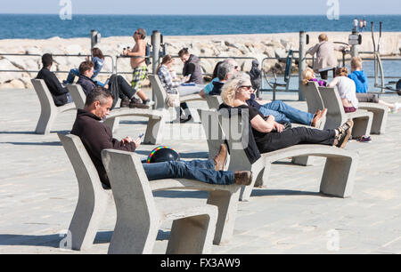 Barceloneta Promenade mit konkreten Stühle und Trainingsgeräten und Barceloneta Strand in Barcelona, Katalonien, Spanien. Stockfoto