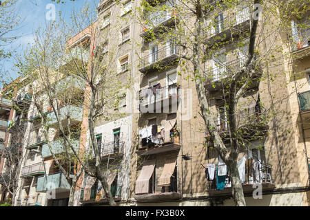 Wäsche hing aus Wohngebäuden zum Trocknen an einem sonnigen Tag. Wohnung, Wohnungen, Balkon in Poblenou, Barcelona, Katalonien, Spanien. Stockfoto