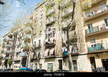 Wäsche hing aus Wohngebäuden zum Trocknen an einem sonnigen Tag. Wohnung, Wohnungen, Balkon in Poblenou, Barcelona, Katalonien, Spanien. Stockfoto