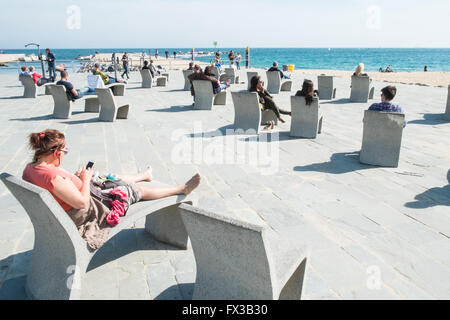 Barceloneta Promenade mit freien konkrete Stühle und Trainingsgeräten und Barceloneta Strand in Barcelona, Katalonien, Spanien. Stockfoto