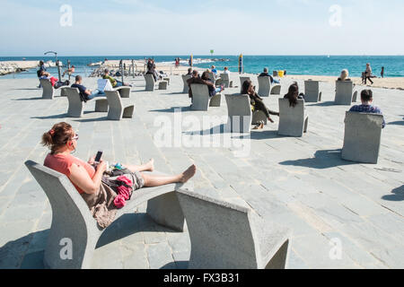Barceloneta Promenade mit freien konkrete Stühle und Trainingsgeräten und Barceloneta Strand in Barcelona, Katalonien, Spanien. Stockfoto