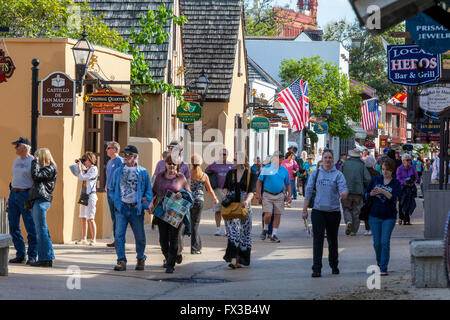 St. Augustine, Florida, USA.  Touristen auf der St. George Street. Stockfoto