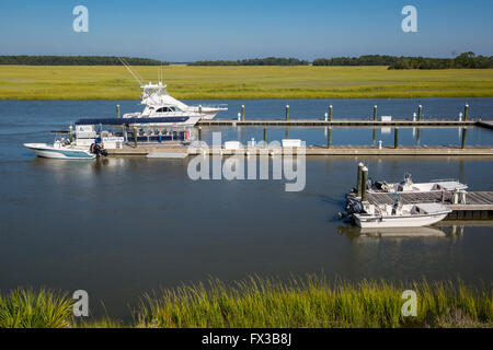 Fripp Island, South Carolina, USA.  Angelboote/Fischerboote verankert im alten Haus Creek, Feuchtgebiete im Hintergrund. Stockfoto