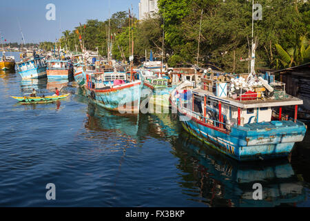 Angelboote/Fischerboote am Dutch Canal Lagune, Negombo, Western Province, Ceylon, Sri Lanka Stockfoto