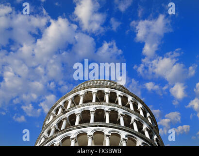 Hellen blauen Sommerhimmel und Wolken über den schiefen Turm von Pisa, Italien Stockfoto