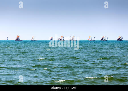 Blick auf traditionelle Fischerei Auslegerboot (Oruva) mit Segel am Strand von Negombo, Sri Lanka Stockfoto