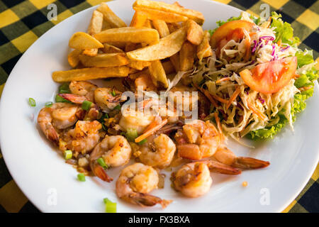 Gegrillte Garnelen mit Kartoffeln im Restaurant, Negombo Strand, Sri Lanka, Asien Stockfoto