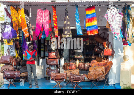 Lokale Bekleidungsgeschäft und und Ladenbesitzer, Negombo Strand, Sri Lanka, Asien Stockfoto