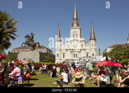 Menschenmassen entspannen in Jackson Square während des French Quarter Festival, New Orleans, LA, USA. Stockfoto